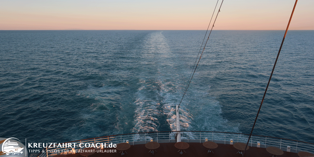 Blick auf die Heckwelle vom Kreuzfahrtschiff beim Sonnenuntergang Kreuzfahrtberater Online