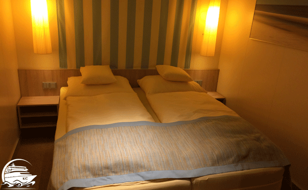 AIDA Innenkabine auf AIDAperla - Blick auf das Doppelbett AIDA Kabinenkategorien - Doppelbett in einer AIDA Innenkabine