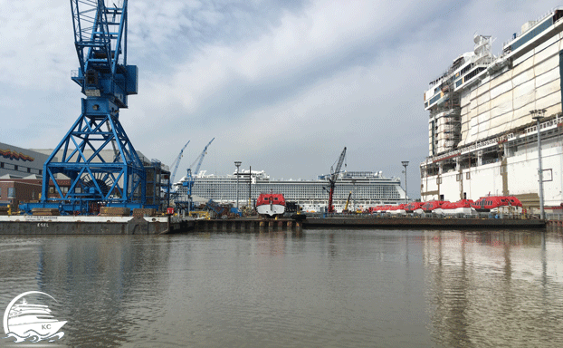 Kreuzfahrtschiff fährt aus dem Dock Meyer Werft Besichtigung - Ausdocken