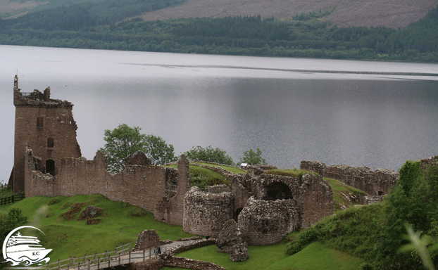 Kreuzfahrten ab Deutschland nach Schottland - Urquhart Castle am Loch Ness Blick auf Urquhart Castle am Loch Ness - Kreuzfahrten ab Deutschland nach Schottland