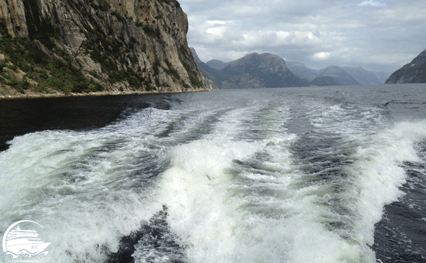 Stavanger auf eigene Faust - Blick auf die Heckwellen im Lysefjord