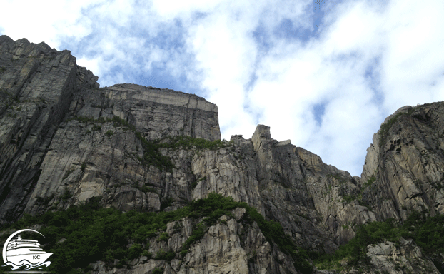 Stavanger auf eigene Faust - Blick vom Boot aus auf den Preikestolen