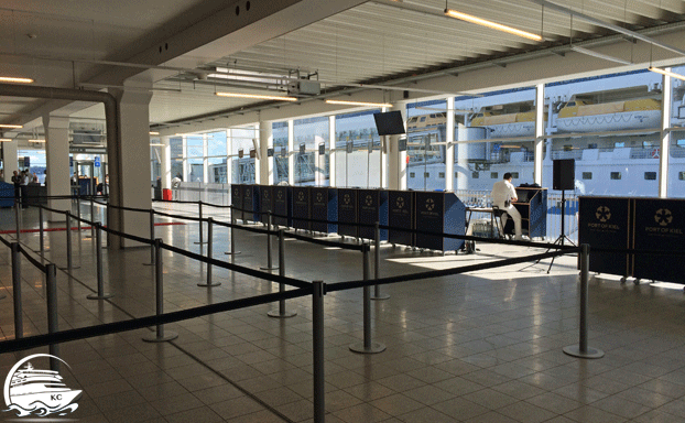 schalter-in-abfertigungshalle-622px Blick auf die Check-In Schalter in der Abfertigungshalle