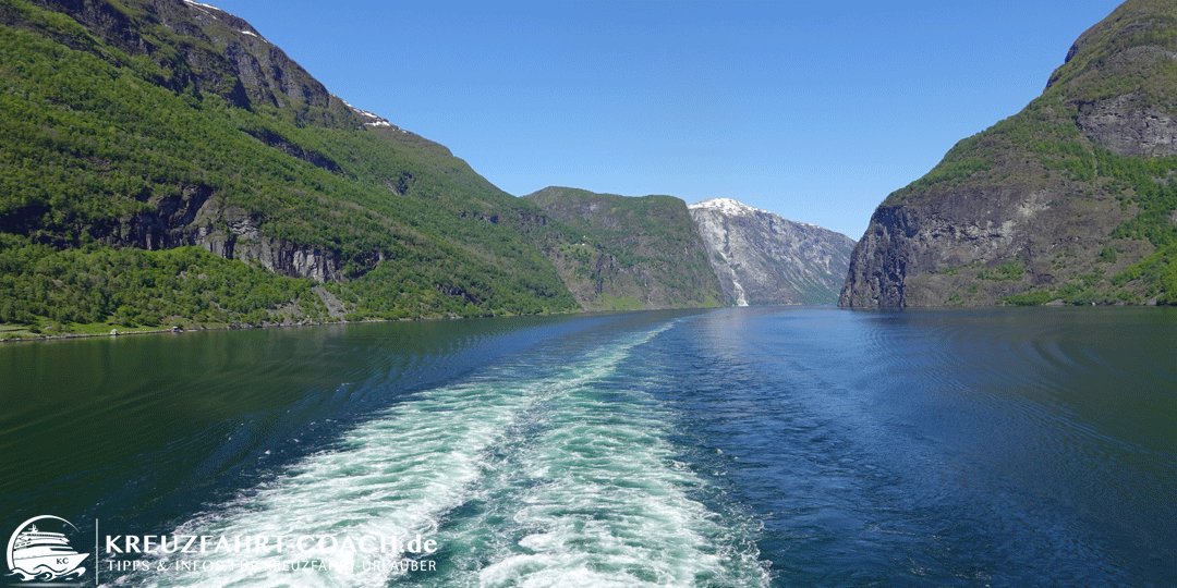 Fahrt durch einen Fjord in Norwegen Kreuzfahrten ab Deutschland nach Norwegen