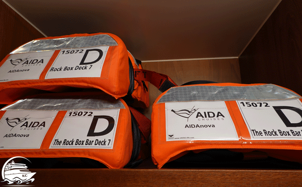 Rettungswesten im Schrank AIDA Seenotrettungsübung - Rettungswesten im Schrank