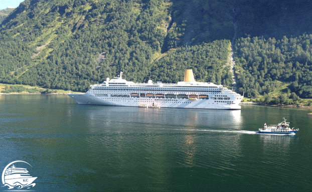 Kreuzfahrtschiff auf Reede im Geiranger Fjord Seefahrer Lexikon - Kreuzfahrtschiff auf Reede im Geiranger Fjord