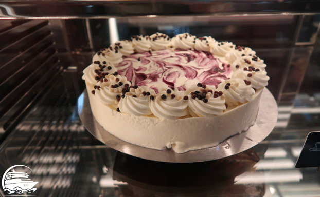 Torte in der Auslage der Eisbar AIDAnova - Torte in der Auslage der Eisbar