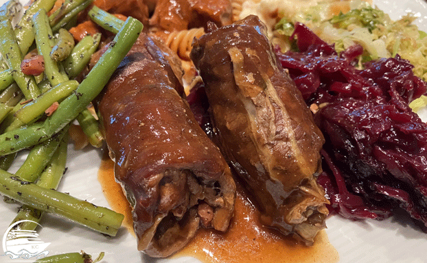 Rouladen vom Buffet AIDAnova Erfahrungen - Das Essen - Teller mit Speisen vom Buffet