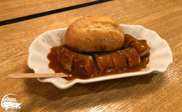 Currywurst von der Streetfood Meile AIDAnova Erfahrungen - Das Essen - Currywurst