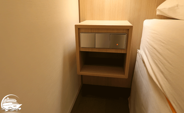 Nachttisch links ohne Steckdose AIDAnova Innenkabine 5095 - Nachttisch links ohne Steckdose