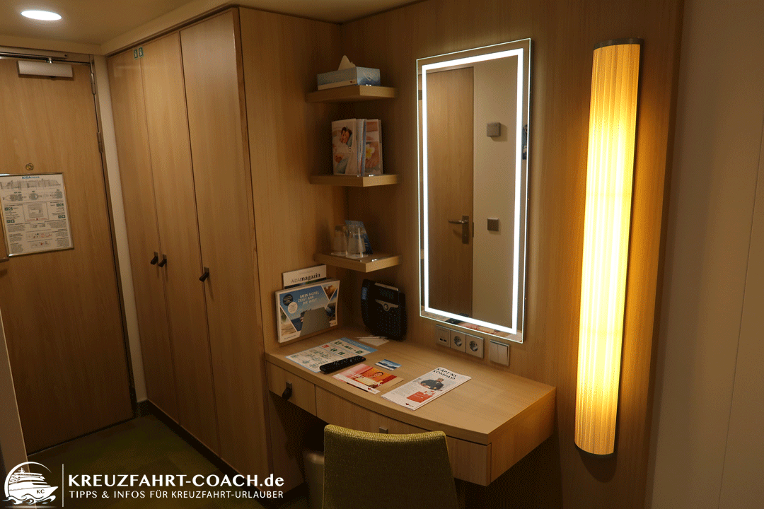 AIDAnova Innenkabine 5095 AIDAnova Innenkabine 5095 - Blick auf den Schrank und den Schreibtisch