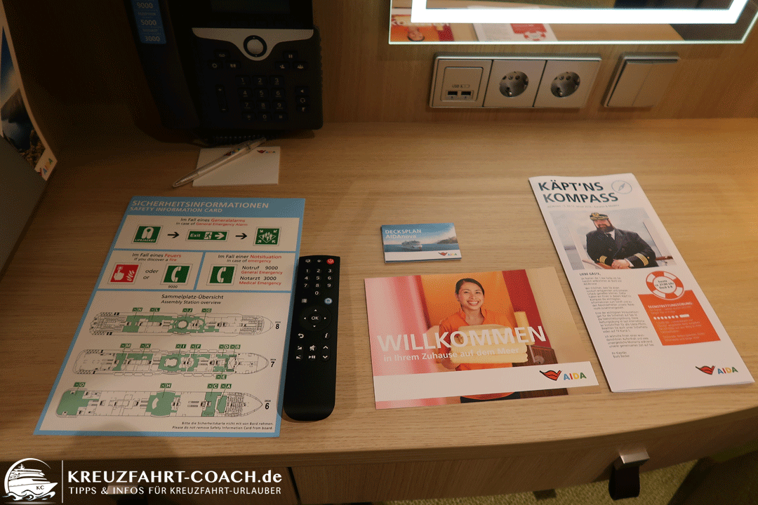 Schreibtisch mit zwei Steckdosen AIDAanova Innenkabine 5095 - Schreibtisch mit zwei Steckdosen