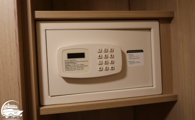 Der Safe im Schrank auf der Kabine AIDAnova Innenkabine 5095- Der Safe im Schrank auf der Kabine