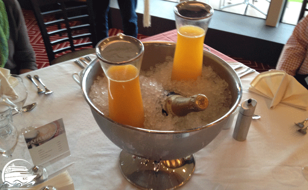 Frisch gepresster O-Saft und Sekt