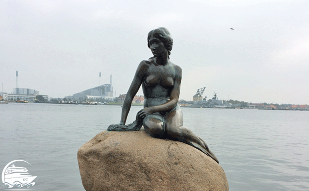 Kleine Meerjungfrau in Kopenhagen Kopenhagen auf eigene Faust - Die Statue der kleinen Meerjungfrau in Kopenhagen bei leider nicht ganz so schönem Wetter.
