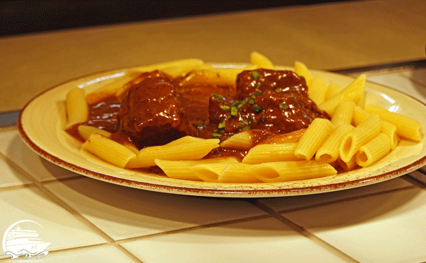 Gulasch mit Nudeln AIDAcosma Restaurants Erfahrungen - Brauhaus - Gulasch mit Nudeln