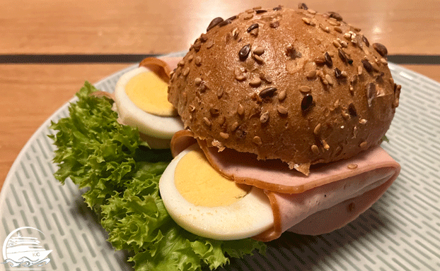 Brötchen AIDAcosma Restaurants Erfahrungen - Street Food - Brötchen