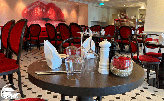 Eingedeckter Tisch im French Kiss AIDAcosma Restaurants Erfahrungen - French Kiss