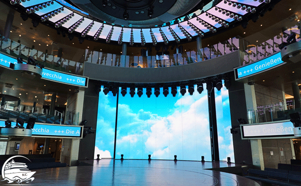 Bühne im Theatrium auf AIDAcosma AIDAcosma Erfahrungen - Shows im Theatrium