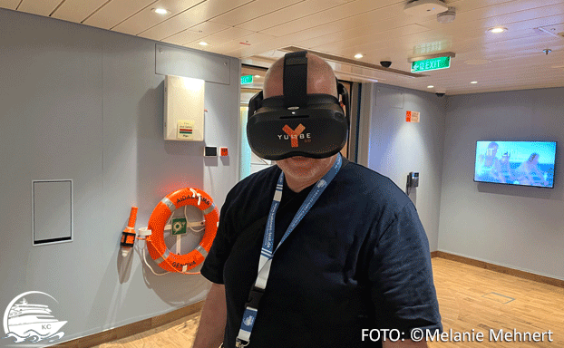 Virtual Reality Abenteuer - Daniel mit VR-Brille AIDAcosma Erfahrungen - Virtual Reality Abenteuer