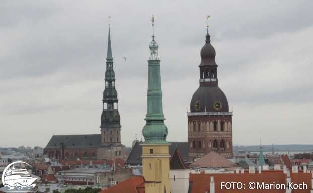 Links die Petrikirche, rechts der Dom Riga Sehenswürdigkeiten - Links die Petrikirche, rechts der Dom