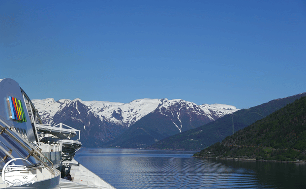 Schneebedeckte Berge Flåm - Fahrt durch die Fjorde - Schneebedeckte Berge