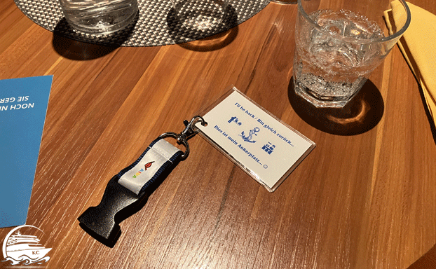 Platzhalter-Karte für den Sitzplatz im Buffet-Restaurant Allein auf Kreuzfahrt - Platzhalter-Karte für den Sitzplatz im Buffet-Restaurant