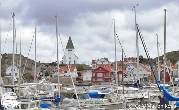 Skärhamn mit Blick auf die lächelnde Kirche Ausflugstipps Göteborg - Skärhamn mit Blick auf die lächelnde Kirche