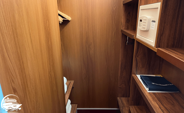 Begehbarer Kleiderschrank AIDAcosma Kabinen-Bewertung - Kabine14215: Begehbarer Kleiderschrank