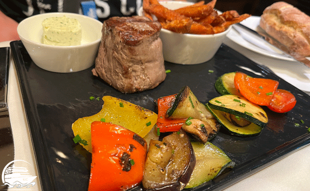 AIDA Junior Suite Vorteil - Welcome Dinner am Anreisetag - Steak mit Süßkartoffelpommes und Grillgemüse