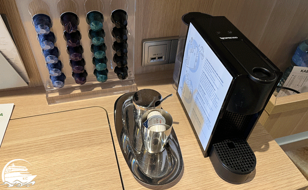 AIDA Junior Suite Vorteil - Kaffeemaschine auf der Kabine mit Kapselauswahl