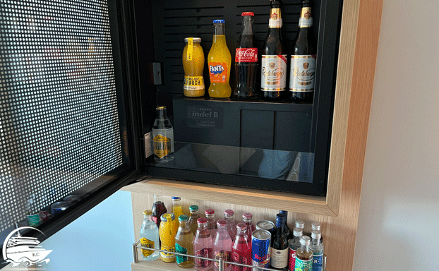 AIDA Junior Suite Vorteil - Minibar mit Getränken und Kühlschrank