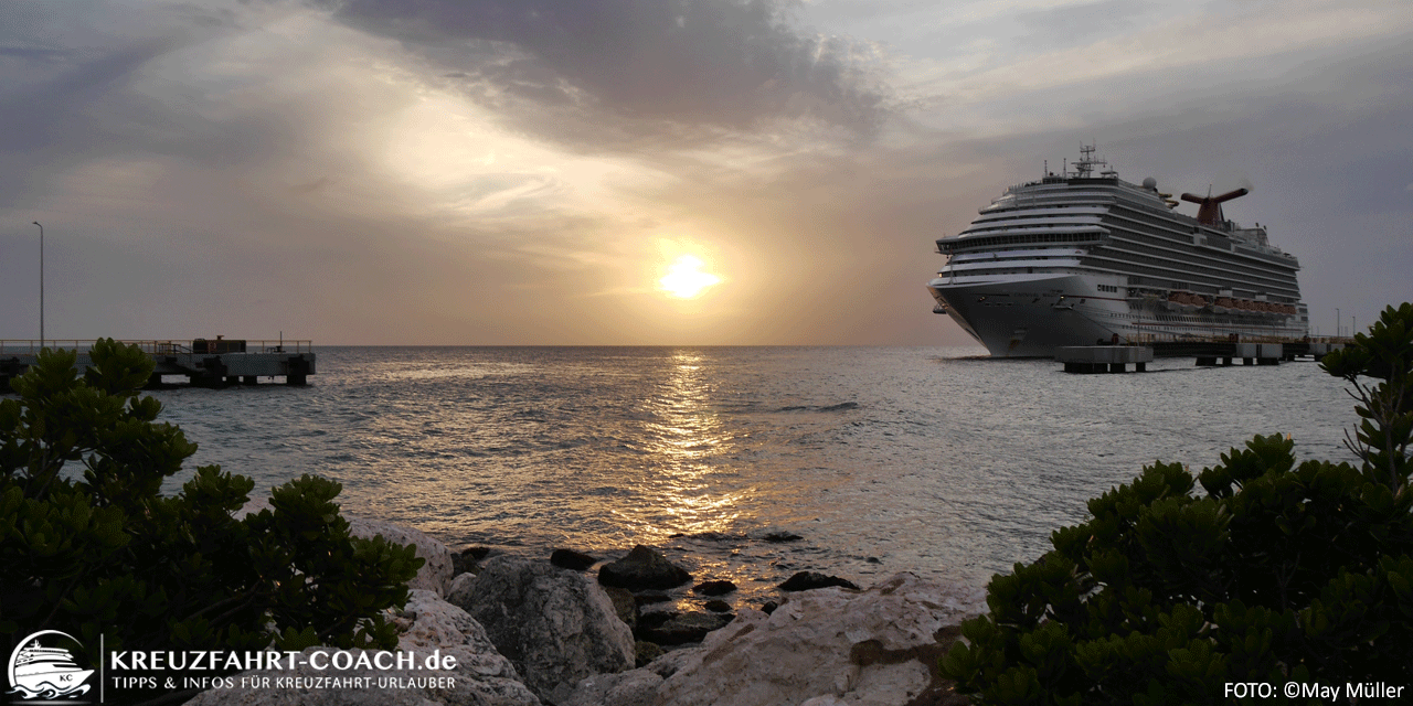 Kreuzfahrtschiff im Sonnenuntergang