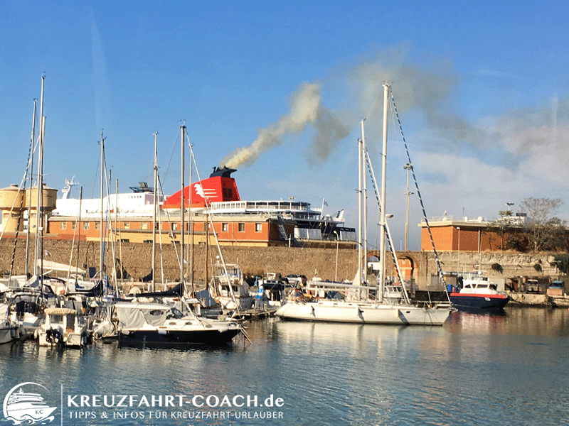Abgase im Hafen Starker Rauch aus Schiffsschornstein im Hafen.