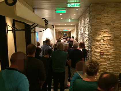 AIDA - Sturm aufs Buffet 1 Schlange vor dem Buffet-Restaurant