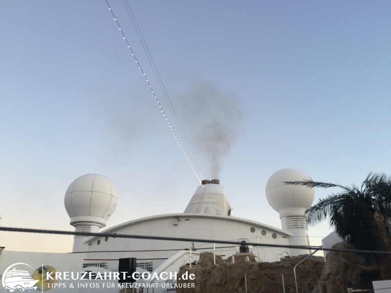Abgase der AIDAaura Die Abgase sind deutlich sichtbar - aber weit von dickem, schwarzen Rauch entfernt.
