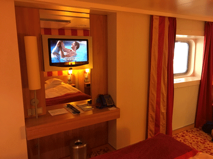 AIDAblu Kabine 6227 - Fernseher & Fenster Blick auf Fernseher und das Fenster