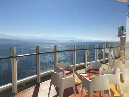 AIDAperla Aussenbereich Blick vom Deck auf das Meer.