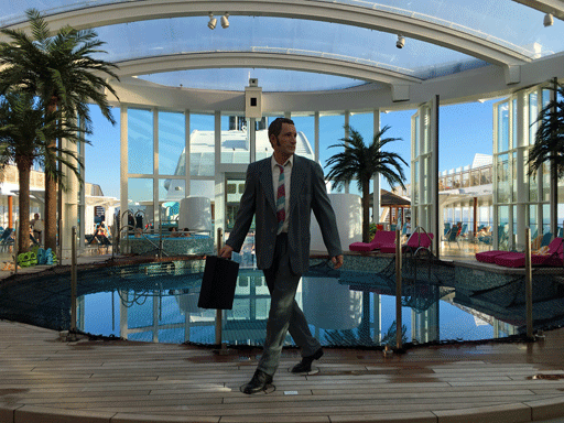 AIDAperla Figur im Beach Club Blick auf die Figur im Beach Club