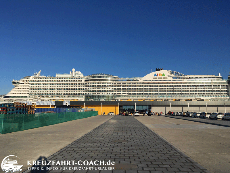 AIDAperla im Hafen von Mallorca Es sind keine Abgase aus dem Schornstein erkennbar.