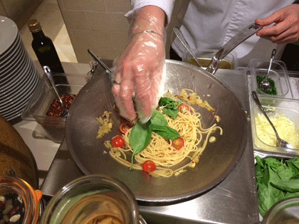 AIDAprima & AIDAperla – Das ist anders 16 Pasta Station im Bella Donna