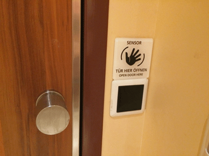 Das Kreuzfahrt-Hygiene 1x1 9 Berührungsloser Türöffner zum WC auf AIDAprima