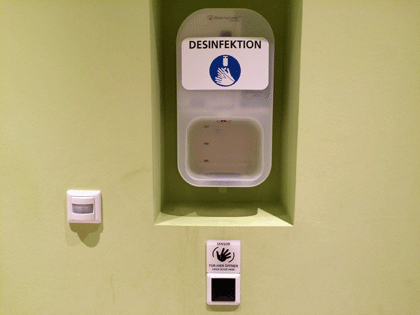 Das Kreuzfahrt-Hygiene 1x1 10 Desinfektionsmittelspender auf AIDAprima