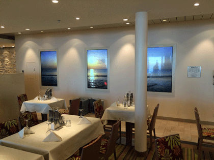 AIDAprima Restaurants – Teil 1 - Buffet Restaurants 4 Bildschirme im Weite Welt Restaurant auf AIDAprima