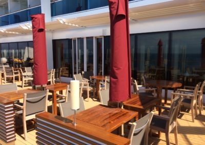 Außenbereich mit Tischen auf AIDAprima