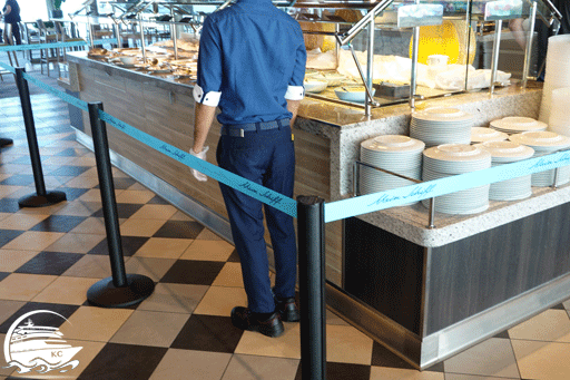 Buffetstation im Ankelmannsplatz. Die gewünschten Speisen bekommt man auf einem Teller gereicht.