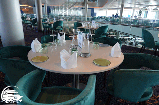 Tisch im Atlantik Restaurant. Blick auf den gedeckten Tisch.