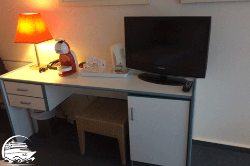 Center Parcs Hotel - Schreibtisch mit Kaffeemaschine und Fernseher Kaffeemaschine und Fernseher im Hotelzimmer im Center Park Nordseeküste 2017