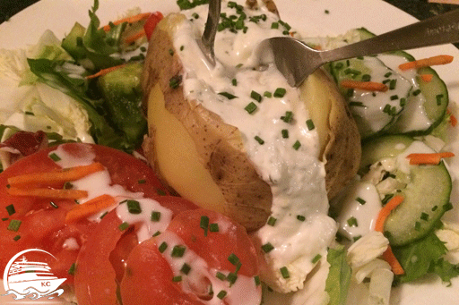 Center Parcs Erfahrungen mit dem Essen - Ofenkartoffel Ofenkartoffel mit Beilagen im Center Park Nordseeküste 2017