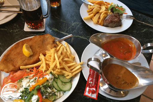 Center Parcs Erfahrungen mit dem Essen - Schnitzel & Ladysteak Schnitzel & Ladysteak mit Beilagen und Soßen im Center Park Nordseeküste 2017